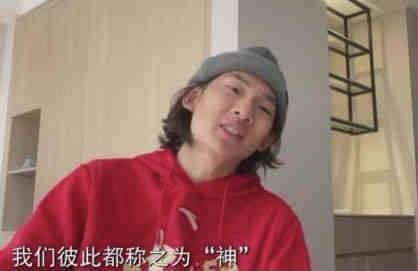 但叶辰却微微笑道：从殡仪馆出来就直接去机场，他这肯定是害怕了，打算跑路，不如先让他走，看看他准备去哪、打算见谁。